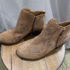Lucky Brand Size 8.5 Tan Leather Booties with Roses